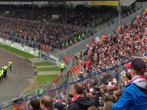 Die Gästekurve im Karlsruher Waldstadion